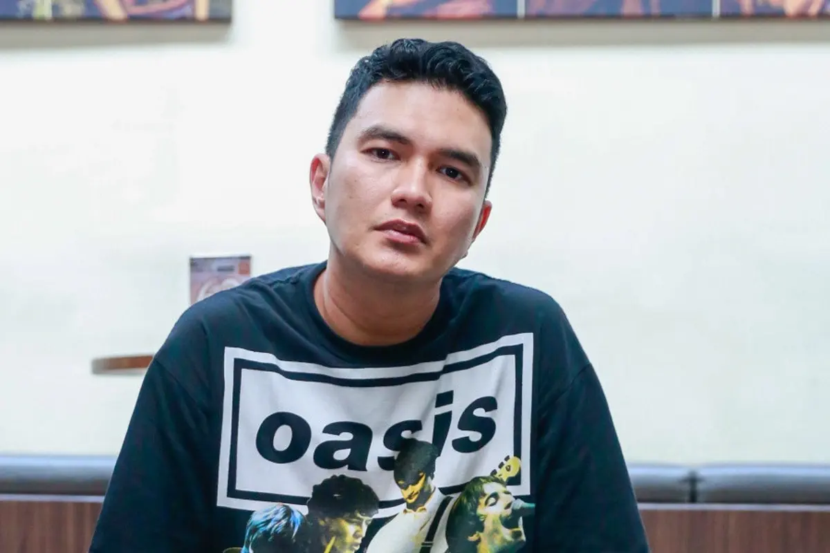 Aldi Taher pakai kaus Oasis