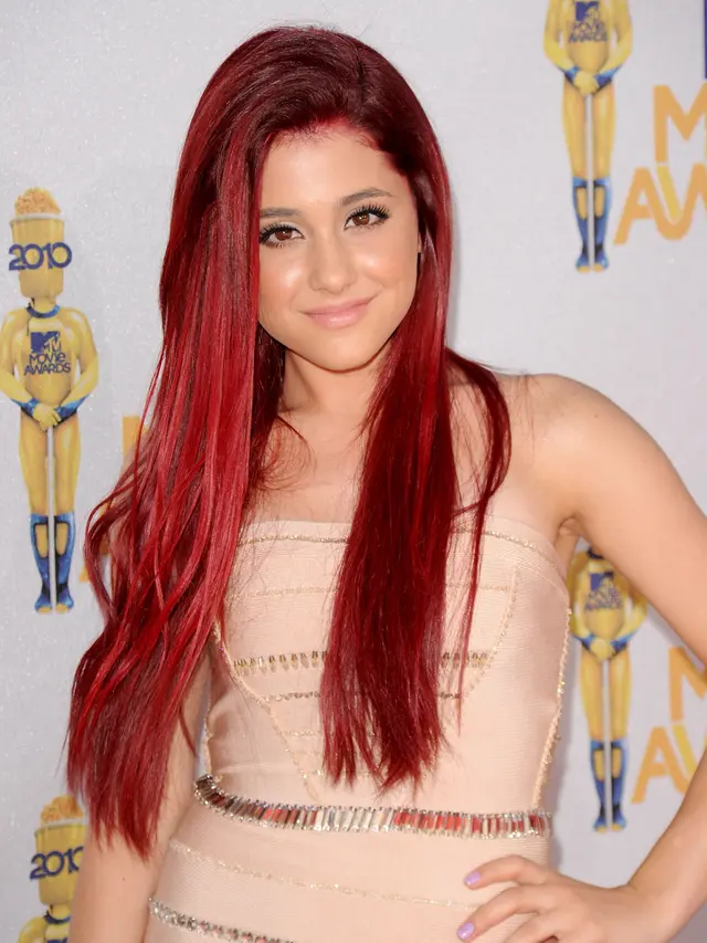 [Bintang] Dulu dan Kini: Masih Remaja Bergaya Polos, Sekarang Ariana Grande Tampil Edgy dengan Dandanan Sensual