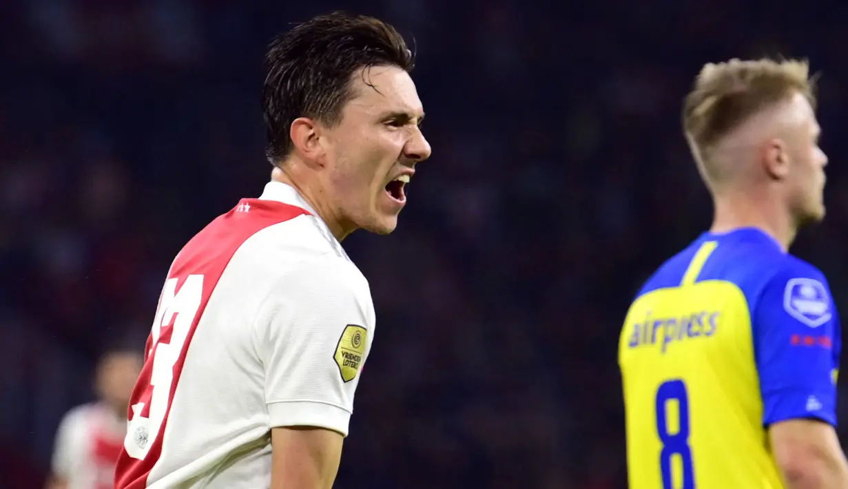 Steven Berghuis didatangkan oleh Ajax Amsterdam dari klub rivalnya, Feynoord pada musim panas kemarin. Ia langsung dipercaya oleh Erik ten Hag di posisi sayap kanan. Tak butuh lama, pemain 29 tahun tersebut mampu tampil tajam dengan menorehkan 5 gol dan 7 assist dari 15 laga. (AFP/ANP/Olaf Kraak)