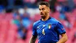 Leonardo Spinazzola - Pemain yang berposisi sebagai wingback ini lagi-lagi menjadi sosok kunci permainan Italia. Pemain AS Roma itu begitu aktif membantu serangan dan sukses membuat assist penting untuk gol Chiesa. (AFP/Ben Stansall)