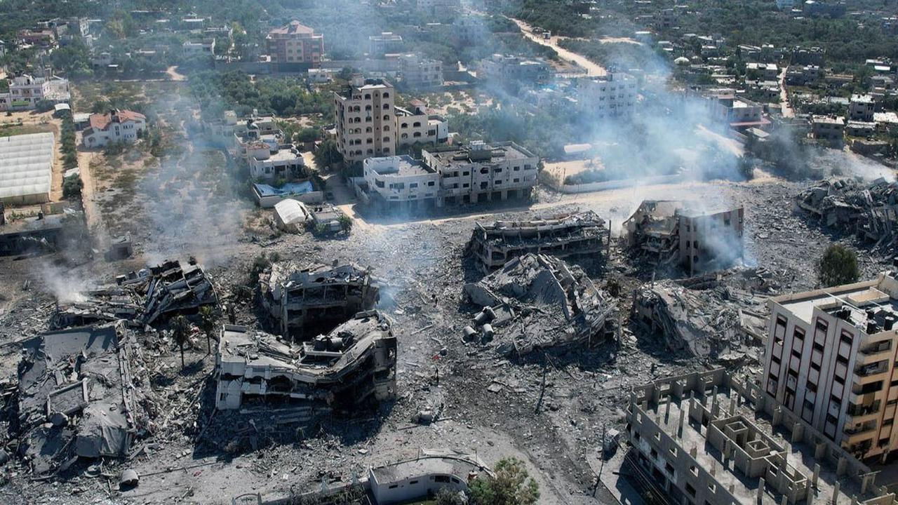 Kondisi sederet bangunan  di Kota Al-Zahra, Jalur Gaza, Palestina, tampak hancur lebur akibat serangan udara Israel, pada Kamis (19/10/2023) malam.