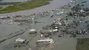 Bangunan dan rumah terendam banjir setelah Badai Laura mendarat di kota pesisir Cameron, Louisiana, Amerika Serikat, Kamis (27/8/2020). Laura merupakan badai tingkat empat yang masuk kategori monster. (AP Photo/David J. Phillip)