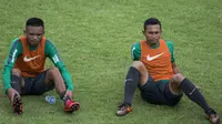 Pemain Timnas Indonesia, Ricky Fajrin dan Saddil Ramdani, santai saat latihan di Lapangan ABC Senayan, Senin (19/2/2018). Latihan ini merupakan persiapan jelang Asian Games 2018. (Bola.com/Vitalis Yogi Trisna)