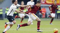 Pemain AS Roma, Juan Iturbe, ditarik oleh pemain Atalanta, Luca Cigarini,  pada laga Serie A di Stadion Olimpico, Italia, Minggu (29/11/2015). (Reuters/Giampiero Sposito)