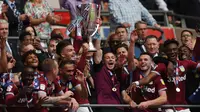 Skuat Aston Villa selebrasi dengan trofi setelah memenangi play-off kontra Deby County dengan skpr 2-1 di Wembley Stadium, Senin malam WIB (27/5/2019). (AFP/Adrian Dennis)