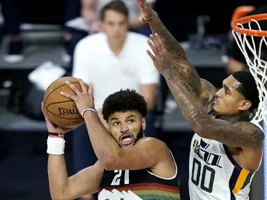 Pemain Denver Nuggets, Jamal Murray, berusaha mencetak poin saat menghadapai Utah Jazz pada ronde pertama playoff NBA musim 2020 di The Field House, Florida, Selasa (18/8/2020). Denver Nuggets menang 135-125 atas Utah Jazz. (AFP/Ashley Landis/Pool/Getty Images)