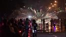 Pengunjuk rasa anti-pemerintah meluncurkan petasan ke arah polisi selama demonstrasi di Bangkok, Thailand, Minggu (6/9/2021). (AFP/Lillian Suwanrumpha)