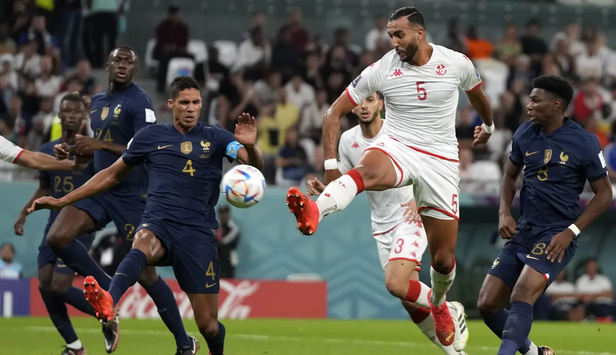 <p>Pemain Tunisia,&nbsp;Nader Ghandri berusaha mencetak gol ke gawang Prancis saat matchday ketiga Grup D Piala Dunia 2022 yang berlangsung di Education City Stadium, Rabu (30/11/2022). (AP/Frank Augstein)</p>