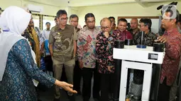 Direktur Engineering & Project Semen Indonesia Tri Abdisatrijo dan Gubernur Sumbar Irwan Prayitno saat meninjau Laboratorium Material dan Struktur, Universitas Bung Hatta (UBH) Padang, Kamis (23/1/2020). Semen Indonesia memberi dana revitalisasi Laboratorium senilai Rp1 miliar. (Liputan6.com/HO/Eko)