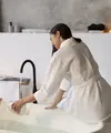 Tak perlu renovasi besar atau perlengkapan mahal, beberapa sentuhan sederhana bisa membuat kamar mandi terasa lebih nyaman dan menenangkan seperti suasana spa. (Foto/Dok: Magnific)