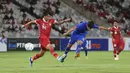 <p>Striker Timnas Thailand U-20, Paripan Wongsa (tengah) mencetak gol penyeimbang 1-1 ke gawang Indonesia U-20 pada laga uji coba internasional di Stadion Utama Gelora Bung Karno (SUGBK), Senayan, Jakarta, Jumat (26/1/2024) malam WIB. (Bola.com/M Iqbal Ichsan)</p>