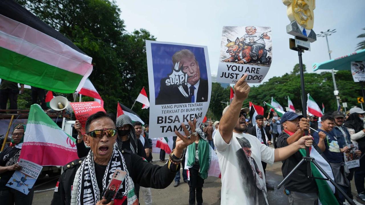 FOTO: Massa Aksi di Kedubes Amerika Serikat Mengecam Serangan ke Iran