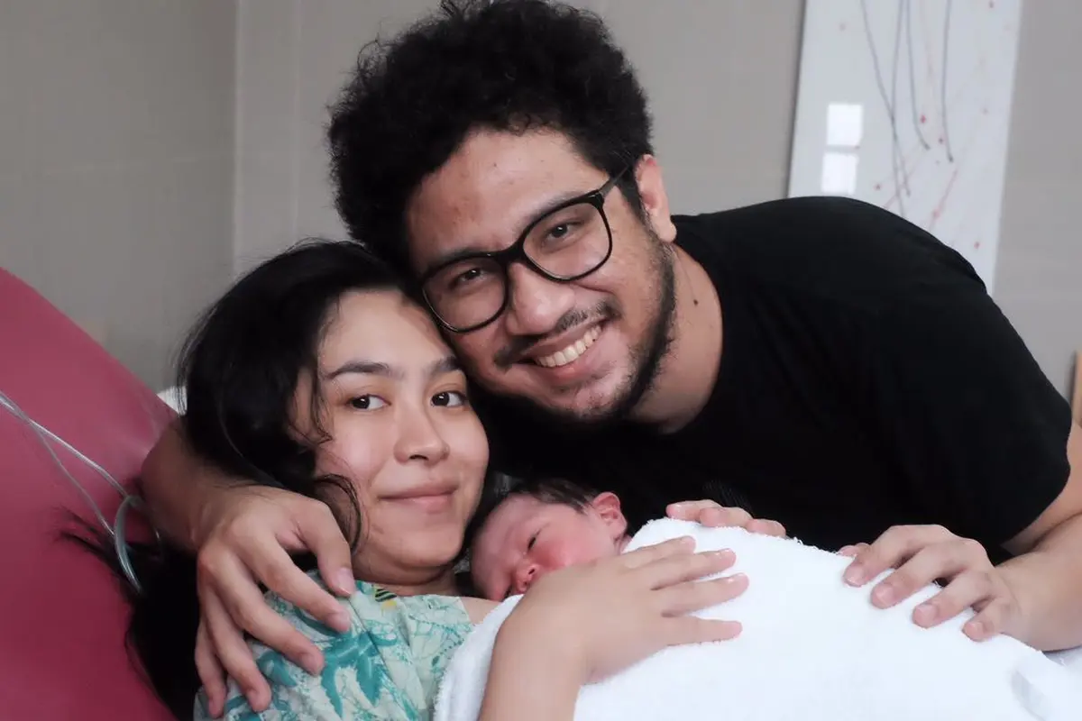 Kunto Aji dan istri menyambut anak pertama. (Istimewa)