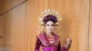 Lengkapi busana adat Komering, Ashanty kenakan headpiece emas dan heels ungu satin yang serasi [@ashanty_ash]