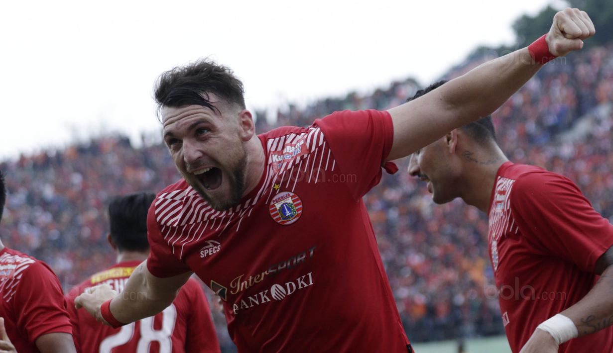 Striker Persija, Marko Simic, melakukan selebrasi usai mencetak gol ke gawang Mitra Kukar pada laga perempat final Piala Presiden di Stadion Manahan, Solo, Minggu, (4/2/2018). Persija menang 3-1 atas Mitra Kukar. (Bola.com/M Iqbal Ichsan)