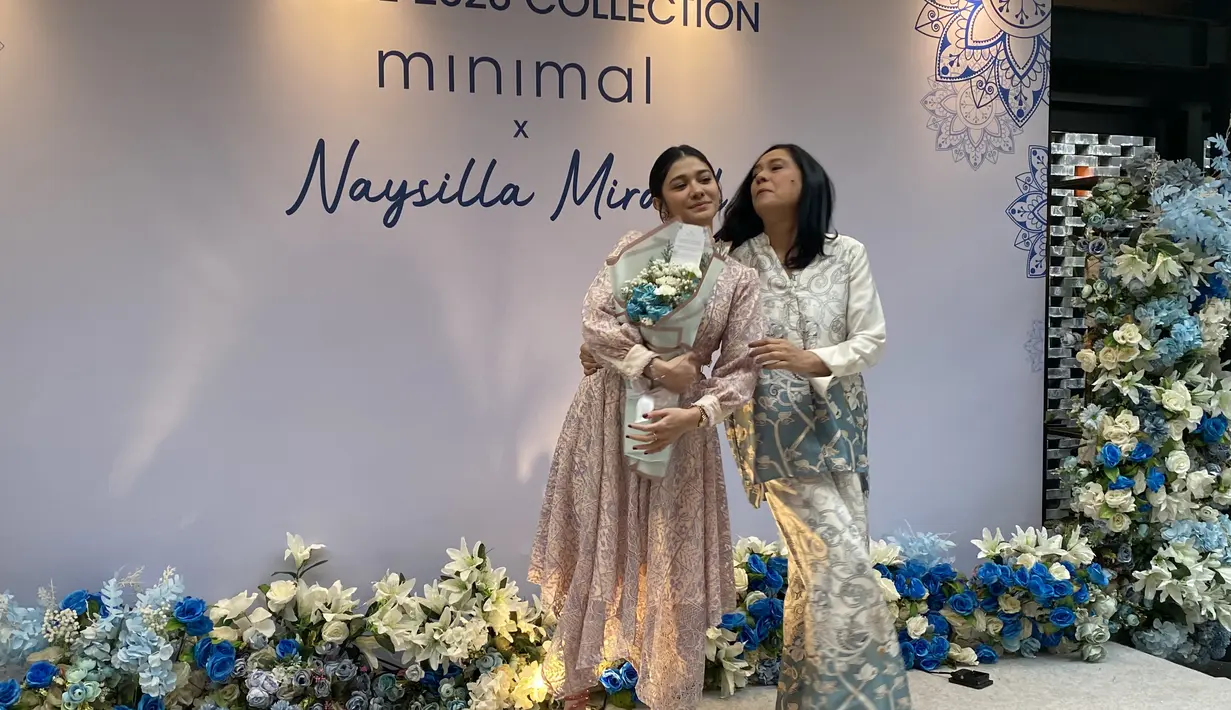 Nay juga tampil dengan riasan wajah fresh dengan blush on pink serasi dengan lipstiknya. Rambut hitamnya disanggul modern. Dok. Pribadi