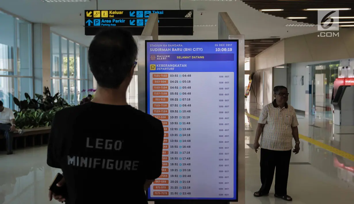 Calon penumpang mengamati jadwal keberangkatan kereta Bandara Soekarno-Hatta di Stasiun Sudirman Baru, Jakarta, Selasa (26/12). Kereta bandara resmi beroperasi perdana dengan tarif promo Rp 30.000 hingga 1 Januari 2018. (Liputan6.com/Faizal Fanani)