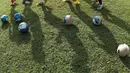 Anak-anak usia di bawah 14 tahun yang tergabung dalam Imran Soccer Academy (ISA) berlatih di Lapangan Kampus Trisakti, Ciangsana, Gunung Putri, Bogor. (Bolacom/Arief Bagus)