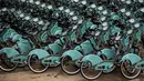 Ratusan sepeda Velib yang akan disewakan di Alfortville, Prancis (12/1). Jika ingin sewa Velib ini, cukup datang ke station terdekat dan siapkan Credit Card. (AFP/Lionel Bonaventure)