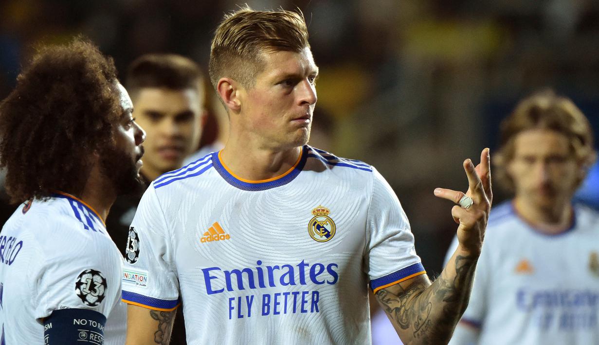 Toni Kroos berhasil menunjukkan penampilan terbaiknya di fase grup Liga Champions 2021/22 bersama Real Madrid. Ia memiliki kemampuan melakukan umpan progresif dan akurat untuk rekan-rekannya. Akurasi umpannya tercatat mencapai 95,8%, tertinggi di babak penyisihan grup. (AFP/Sergei Gapon)