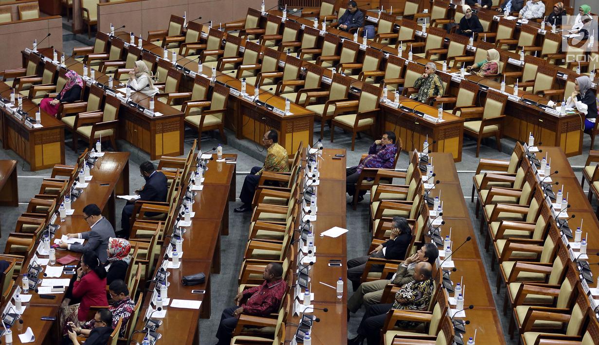 Suasana Rapat Paripurna ke-6 Masa Persidangan I Tahun 2017-2018 di Kompleks Parlemen, Senayan, Jakarta, Selasa (26/9). Dalam sidang ini Pansus Angket menyerahkan laporan terkait pelaksanaan tugas dan kewenangan KPK. (Liputan6.com/JohanTallo)