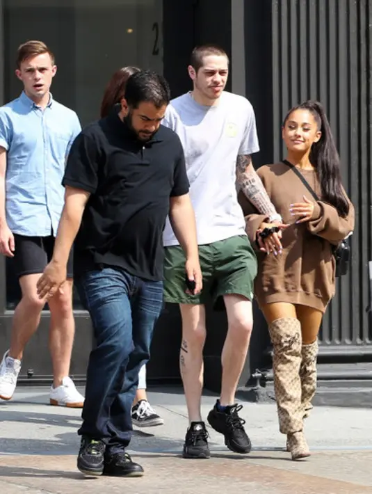 Sebelumnya, Ariana Grande bahkan sudah memberikan sinyal bahwa dirinya dan Pete telah tinggal bersama. (TheImageDirect - Page Six)