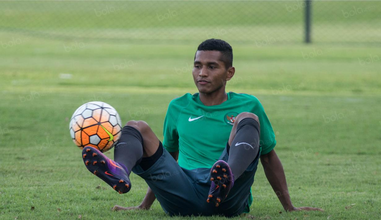 Bek sayap Timnas Indonesia, Abduh Lestaluhu, melakukan juggling saat latihan perdana jelang laga final Piala AFF 2016. (Bola.com/Vitalis Yogi Trisna)
