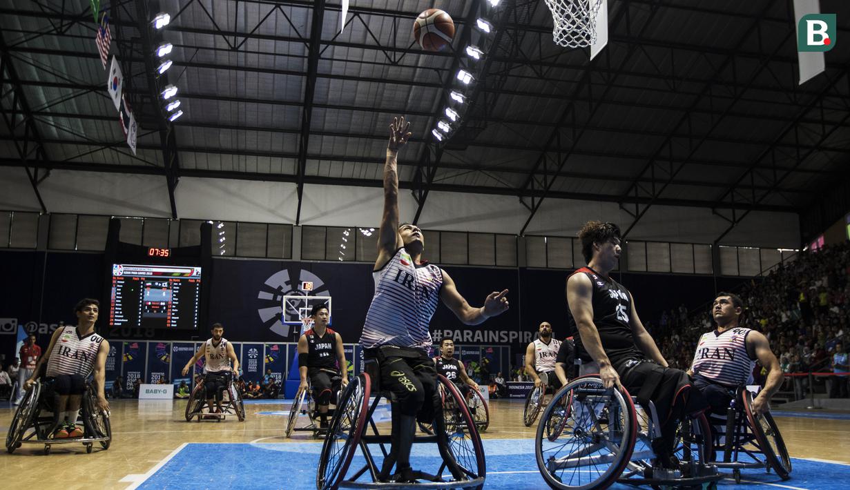 Pebasket kursi roda Iran, Mohammed Sehi, berusaha memasukan bola saat melawan Jepang pada final Asian Para Games di Hall A Senayan, Jakarta, Sabtu (13/10). Iran menang 68-66 atas Jepang. (Bola.com/Vitalis Yogi Trisna)