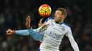 Pemain Aston Villa,  Joleon Lescott (kiri) melakukan duel udara dengan penyerang Leicester City, Jamie Vardy pada lanjutan liga premier Inggris di Stadion Villa Park, Birmingham, Sabtu (16/1/2016).  (AFP Photo/Glyn Kirk)