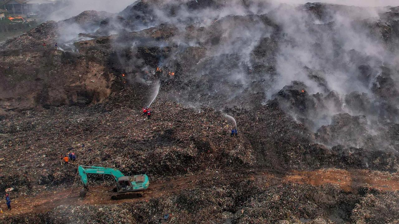 FOTO: Pemadaman TPA Jatiwaringin Memasuki Hari Keempat