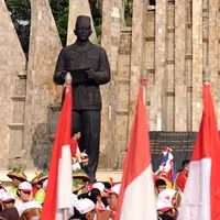 Bendera Merah Putih berkibar di depan tugu Proklamator, Jakarta, Rabu (16/8). Jelang perayaan HUT RI ke-72, ratusan pelajar melakukan napak tilas perjuangan kemerdekaan. (Liputan6.com/Helmi Fithriansyah) 