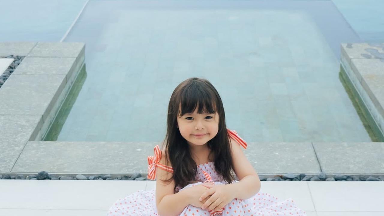 Potret Gemas dan Lucunya Chloe, Anak Asmirandah yang Sudah Pintar Pose