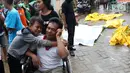 Seorang anak menangis memeluk ayahnya pasca terjadinya gelombang di Puskesmas Carita, Banten, Minggu (23/12). BNPB mencatat ratusan orang meninggal dunia dan ratusan luka-luka. (Liputan6.com/Angga Yuniar)