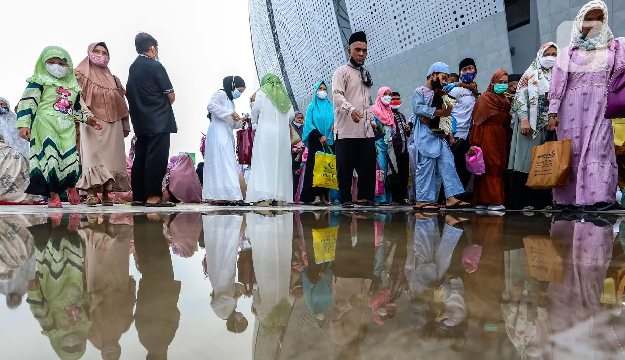 <p>Umat Islam bersiap melaksanakan sholat Id 1 Syawal 1443 Hijriah hingga memenuhi Stadion Jakarta Internasional Stadium, Senin (2/5/2022). Pemerintah Indonesia menetapkan Hari Raya Idul Fitri 1443 Hijriah jatuh pada tanggal 2 Mei 2022. (Liputan6.com/Johan Tallo)</p>