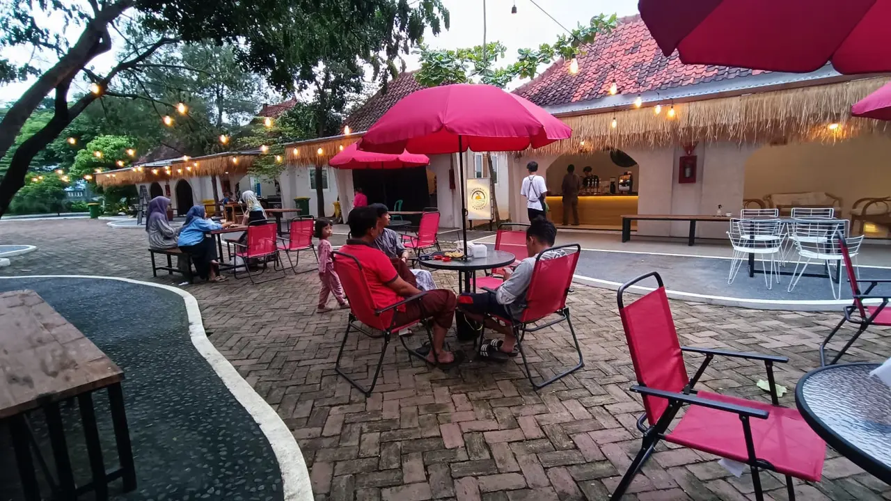 Bakso Hingga Kopi, Cara Unik Menikmati Senja di Taman Cirebon Power