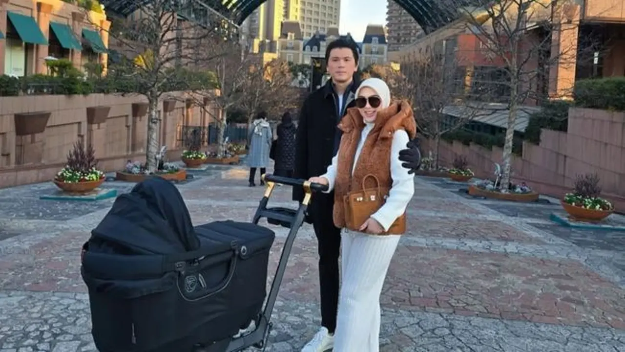 Harga Stroller Bayi Milik Syahrini Jadi Sorotan, Setara Motor (credit: instagram/princessyahrini)