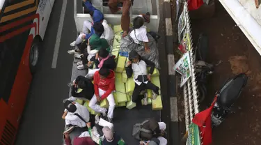 Pelajar menumpang truk terbuka yang melintas di kawasan Lenteng Agung, Jakarta, Senin (8/4). Perilaku buruk tersebut membahayakan keselamatan diri mereka dan pengguna jalan lain. (Liputan6.com/Immanuel Antonius)