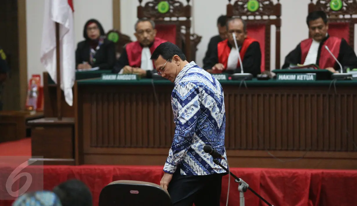 Basuki Tjahaja Purnama atau Ahok kembali duduk ke kursi terdakwa setelah berunding dengan tim penasehat hukumnya di Kementan, Jakarta, Selasa (9/5). Majelis Hakim menjatuhkan vonis selama dua tahun penjara terhadap Ahok. (Liputan6.com/RAMDANI/Pool)