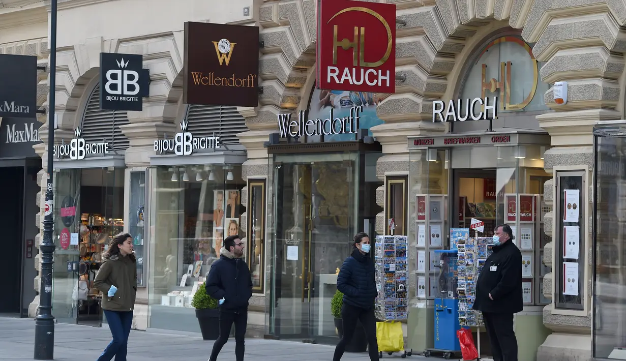 Sejumlah orang berjalan melewati toko yang dibuka kembali di jalan Graben di Wina, Austria,  (14/4/2020). Austria menjadi salah satu negara pertama di Eropa yang melonggarkan kebijakan karantina nasional atau “lockdown” pandemi virus corona. (Xinhua/Guo Chen)