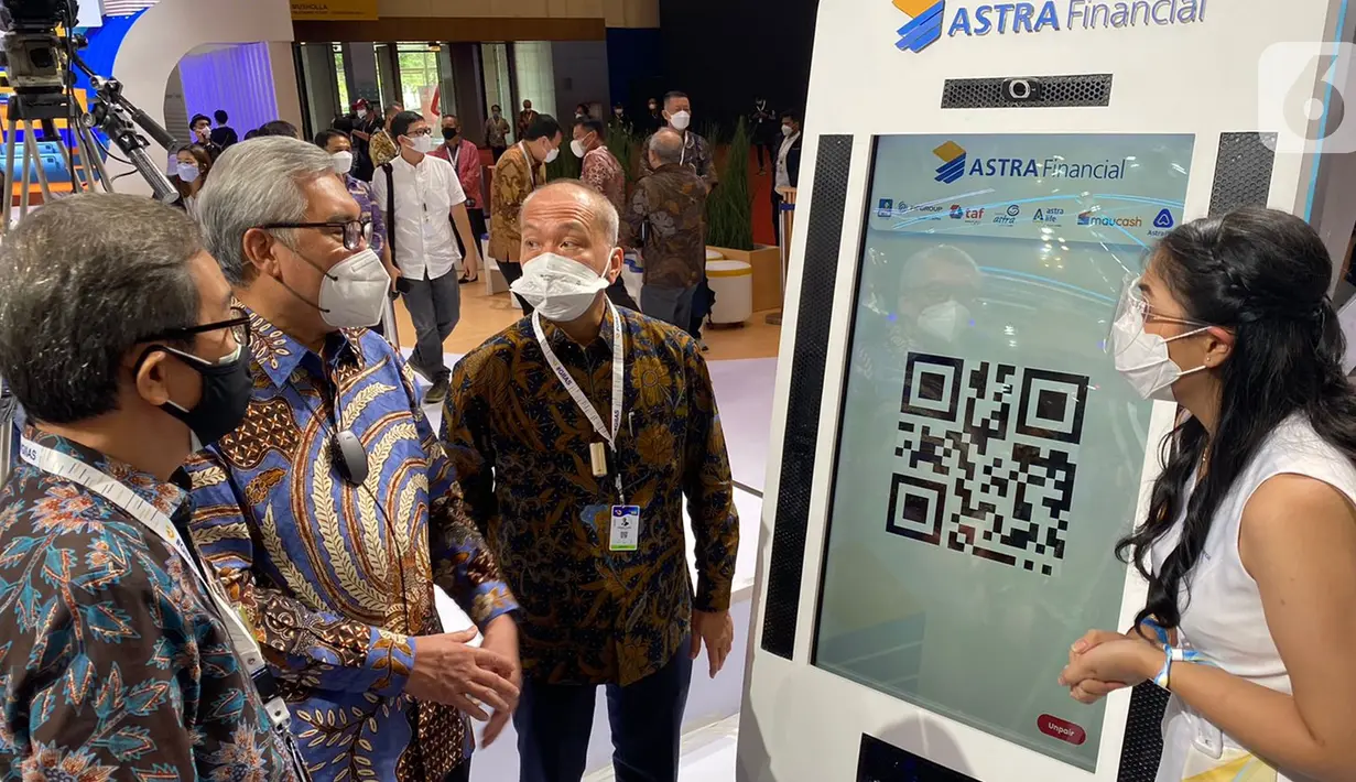 Presiden Komisaris Astra Priyono Sugiarto, Anggota Dewan Komisioner OJK Riswinandi dan Direktur Astra Suparno Djasmin, mencoba permainan virtual di booth Astra Financial & Logistic pada pameran GIIAS 2021 di ICE BSD, Serpong Tangerang Kamis (11/11/2021). (Liputan6.com/HO/Astra Financial)