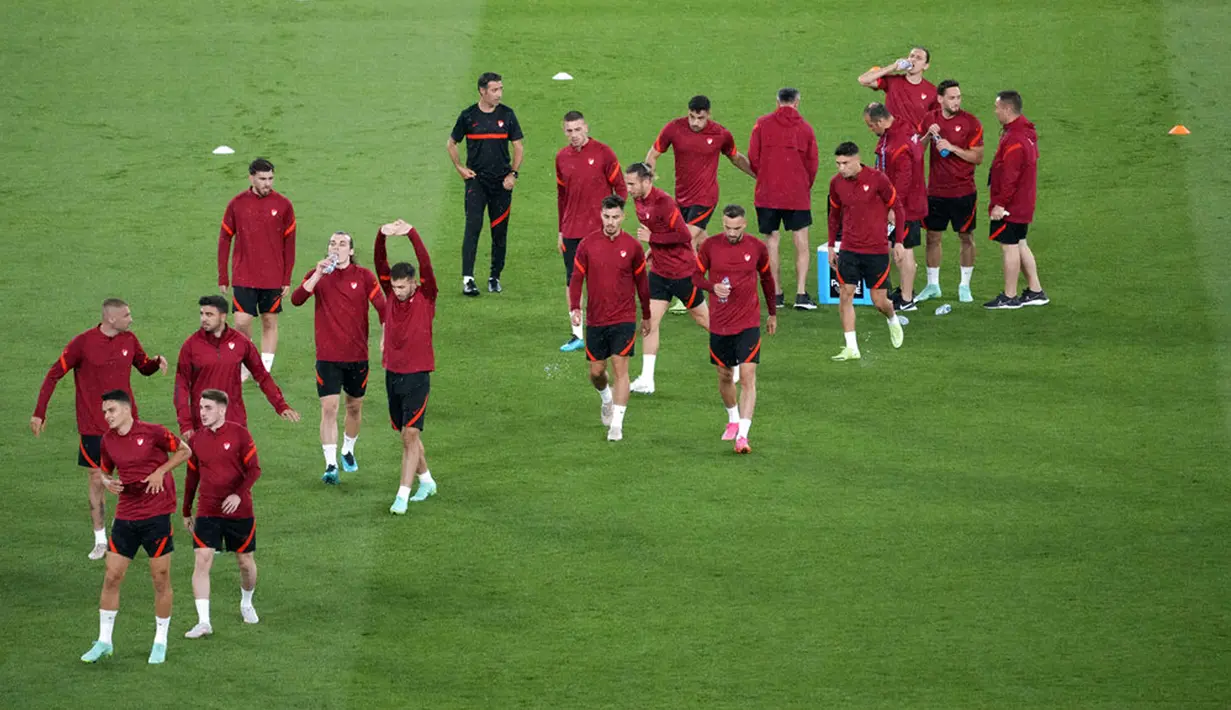 Para pemain Turki mengikuti sesi latihan jelang melawan Italia pada pertandingan sepak bola grup A Euro 2020 di Olympic Stadium, Roma, Italia, Kamis (10/6/2021). Turki akan melawan Italia pada 11 Juni 2021 waktu setempat. (AP Photo/Andrew Medichini, Pool)