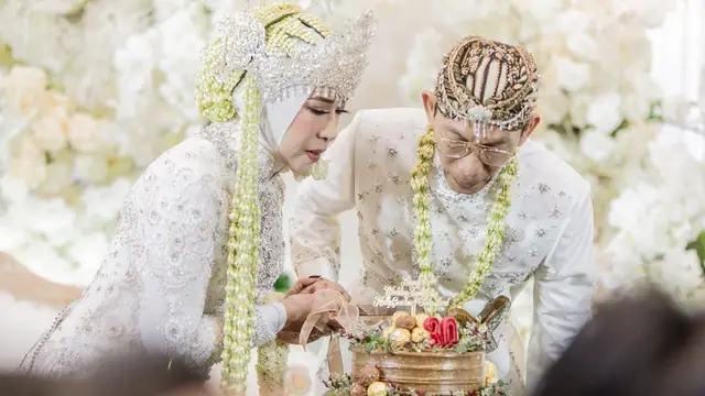 Potret Serasi Melly Goeslaw dan Anto Hoed Kembali Jadi Pengantin Sunda di Anniversary ke-30