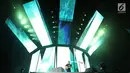 Aksi panggung Ed Sheeran dalam konser Divide World Tour 2019 di Stadion Utama Gelora Bung Karno, Jakarta Pusat (3/5/2019). Dalam konsernya itu, Ed Sheeran sempat membawakan lagu populer dari Justin Bieber berjudul "Love Yourself". (Fimela.com/Bambang E. Ros)
