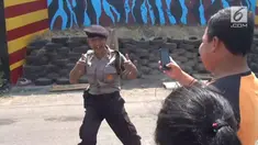 AKP Eko Hari Cahyono mendadak jadi viral setelah aksinya dalam melempar segala jenis benda tajam jadi sorotan warganet.