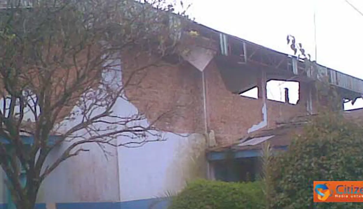 Citizen6, Bandung: SMP Negeri 1 Kertasari, Kabupaten Bandung, rusak parah akibat gempa bumi. Hingga saat ini sekolah tersebut belum di renovasi. (Pengirim: Sany Bahtiar)