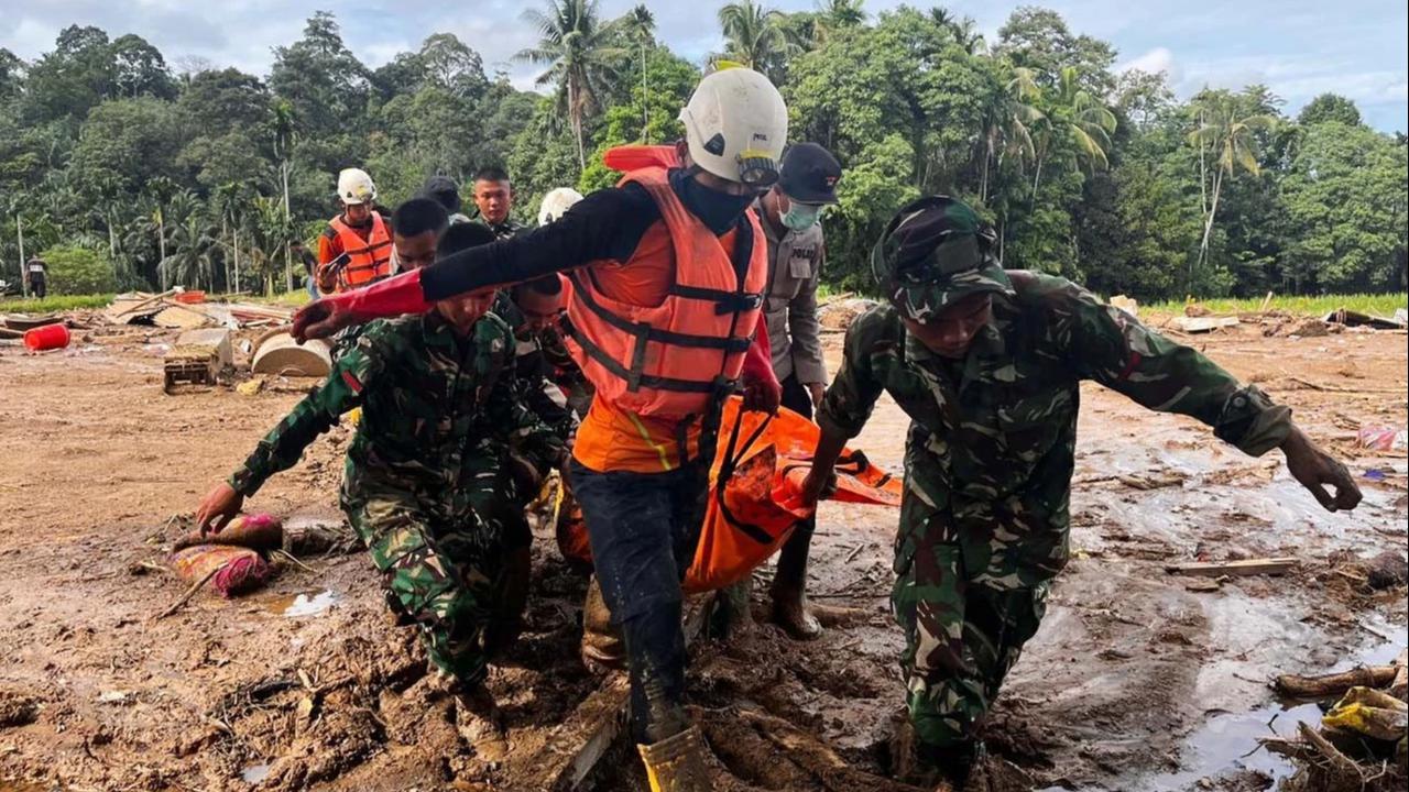 FOTO: Tim SAR Hadapi Medan Sulit Saat Evakuasi Korban Banjir Sumatera–Aceh