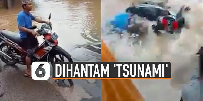 VIDEO: Pengendara Motor Jatuh Dihantam 'Tsunami'