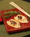 Gyoza dikenal dengan kulitnya yang tipis, bagian bawah yang renyah keemasan, serta isian yang lembut dan juicy. (Foto/dok: Pexels/Lucio Panerai)