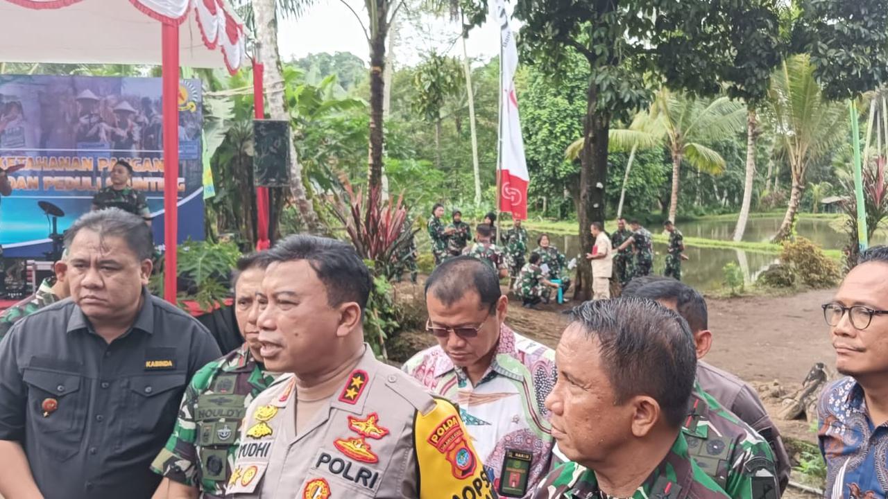 Kapolda Sulut Irjen Pol Yudhiawan saat memberikan keterangan kepada wartawan, Jumat (2/2/2024), di Desa Tetey, Kecamatan Dimembe, Kabupaten Minahasa Utara, Sulut. (Foto: Yoseph Ikanubun/Liputan6.com)