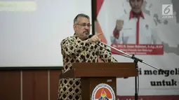 Deputi Pemberdayaan Pemuda Kemenpora Faisal Abdullah memberikan arahan kepada 68 peserta yang berhasil lolos seleksi nasional Kirab Pemuda 2018 sebelum pembekalan di Gedung PP-PON Cibubur, Jakarta, Kamis (30/8). (Merdeka.com/Iqbal S. Nugroho)